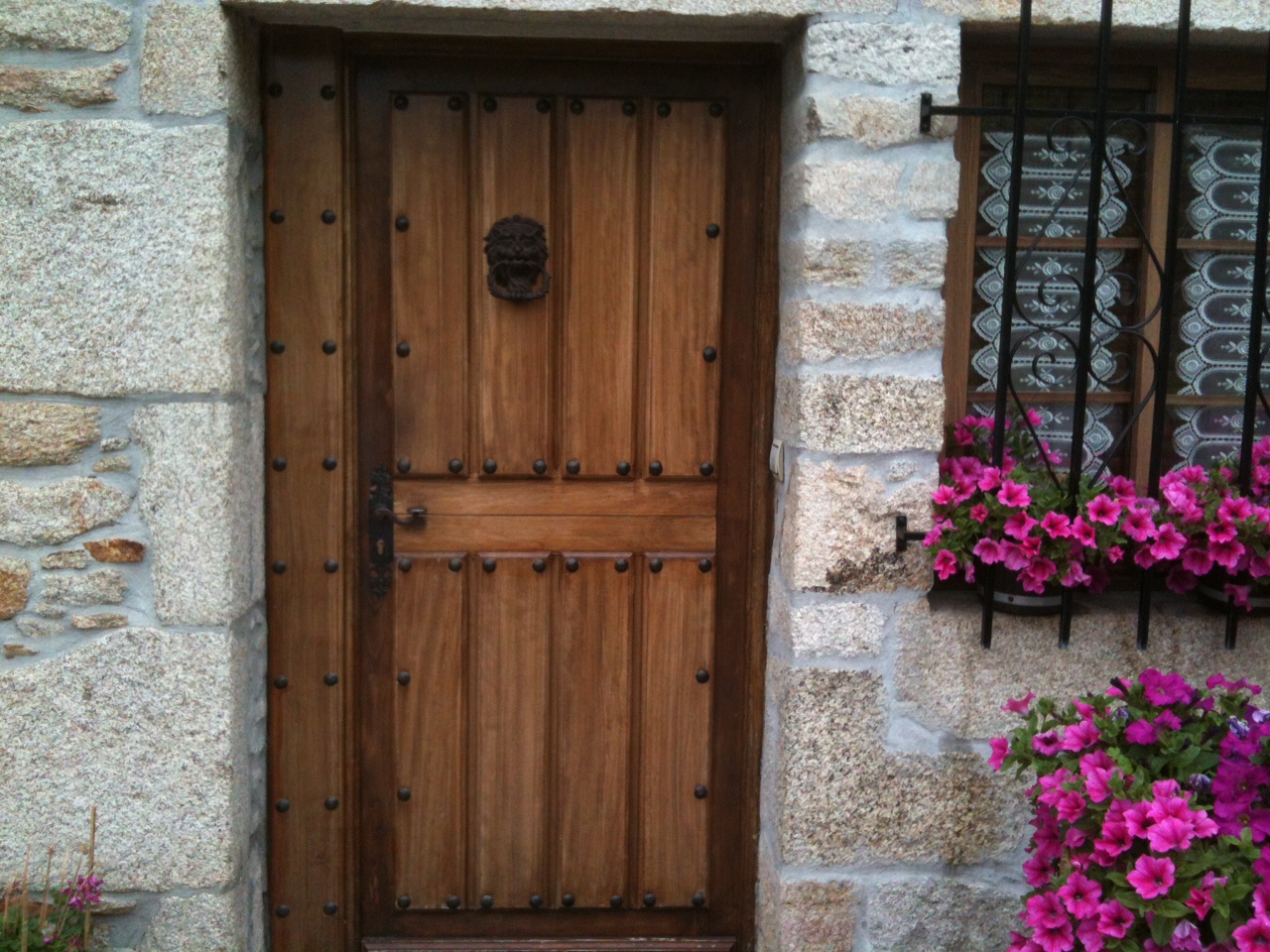 Mantenimiento de una puerta rstica